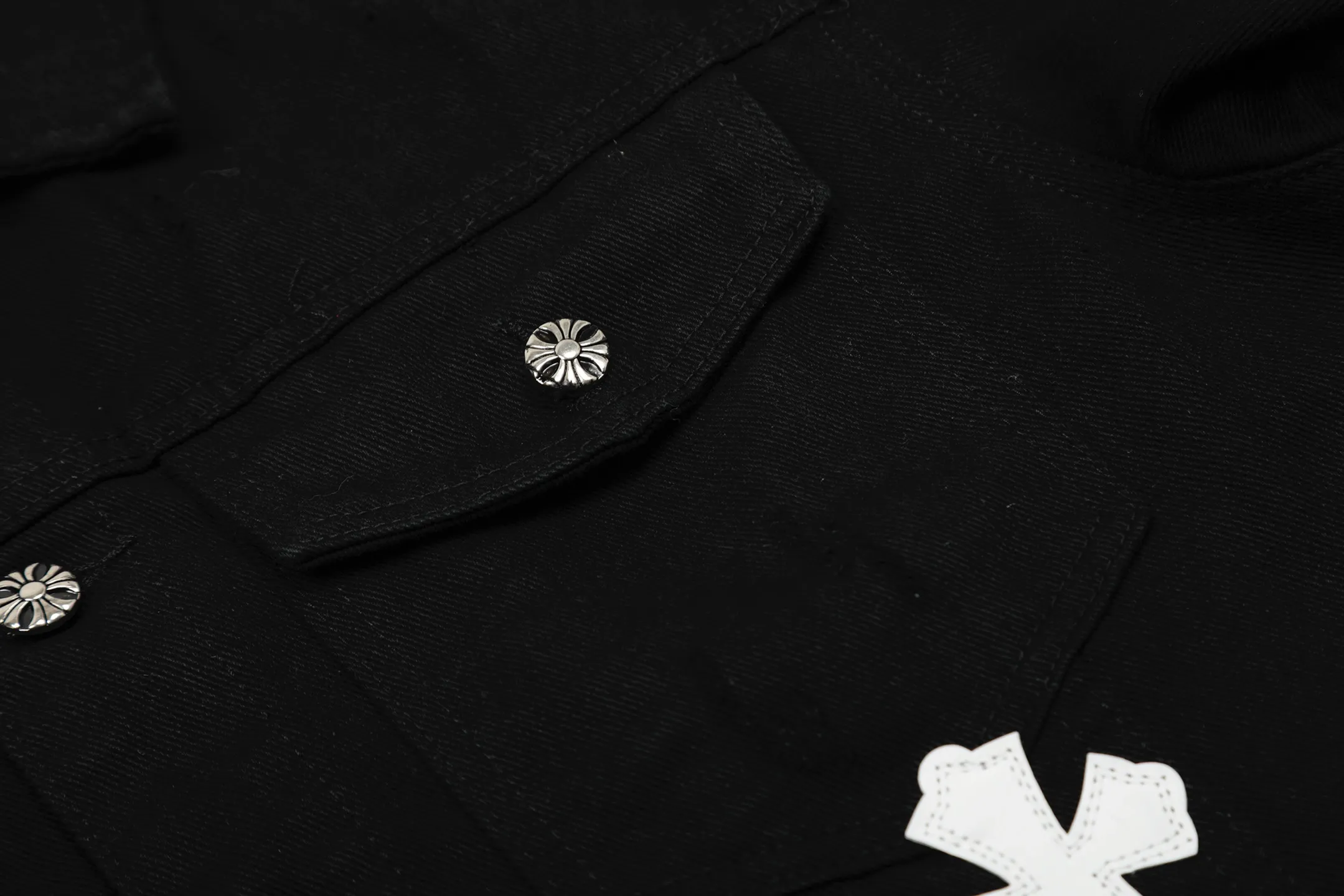 P260 💰 Chrome Hearts Chrome Hearts Cross-Patch Leather Embroidered Shirt Denim Jacket OS version can be worn by both men and women! The fabric is made of twill gauze cotton fabric! The texture is clear and smooth, not easy to wrinkle or fade! The embroidery process is complex and repetitive. There are more than 20 leather labels. It takes 6 repeated embroidery steps to complete the back body. The requirements for the embroidery machine are very strict, and the distance is 45 cm! It won’t work if the spacing is too big, and it won’t work if it’s too small! We make clothes with care, and every detail must be restored one to one! The hardware is all carved and cast, and they are all genuine from the original factory! This piece of clothing consumes a lot of material, with more than 3 meters of material used for one piece of clothing! After the garment is made, it needs to be fixed at high temperature, washed at a water temperature of more than 70 degrees, and softened by adding softener to make the upper body softer and smoother! There is a flap on the sleeve that can be stored into short sleeves! Make it fit that understanding Color: Black White Size: S-M-L-XL